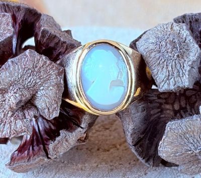 l'image d'une bague contenant une pierre bleue