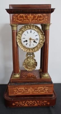 une horloge posée sur une table