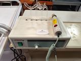 une machine posée sur une table