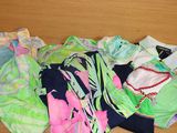 un tas de sous-vêtements par terre, à côté d'une paire de ciseaux