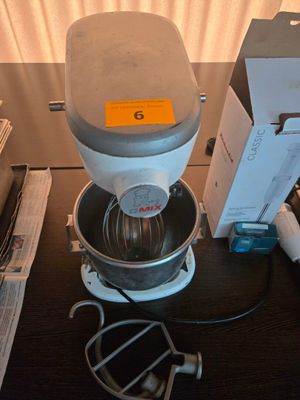 un mixeur posé sur une table à côté d'une boîte