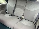 Les sièges arrière de la voiture sont propres et prêts à être utilisés.