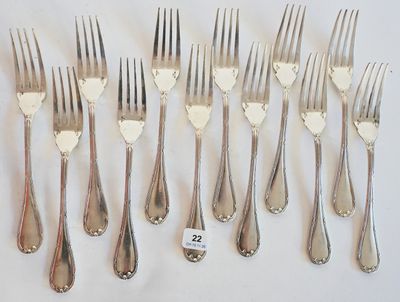 beaucoup de fourchettes et de cuillères sur la table