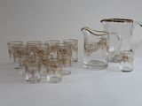 plusieurs verres et un pichet posés sur une table