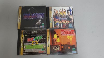 plusieurs boîtes de jeux vidéo posées sur une table blanche