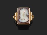 une image représentant une bague en or ornée d'un camée représentant une femme