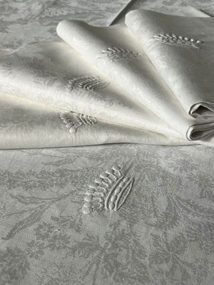 trois serviettes pliées posées sur un lit