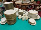 beaucoup d'assiettes et de bols sur la table