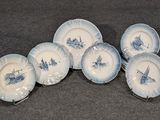 six assiettes en porcelaine bleues et blanches, ornées de fleurs bleues sur un fond gris