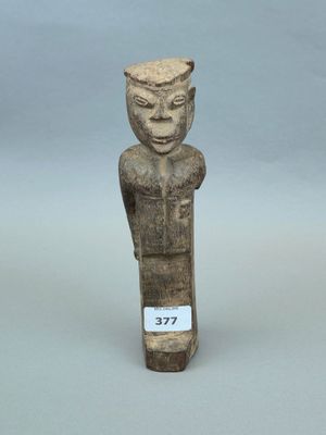 une petite statue d'un homme avec un chapeau sur la tête
