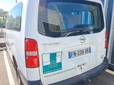 une camionnette blanche garée dans un parking