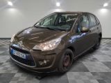 une photo d'une petite voiture marron garée dans un garage