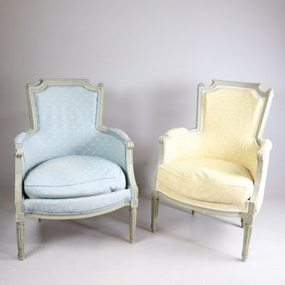 paire de fauteuils peints à la française avec coussins rembourrés