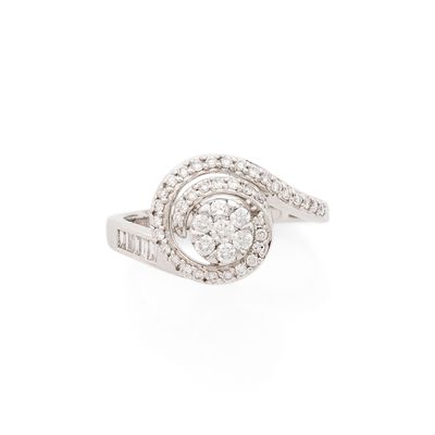 gros plan d'une bague en diamant sur fond blanc