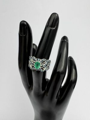 une image représentant une main avec une bague au doigt