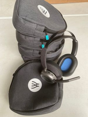 un sac sur lequel sont posés des écouteurs et dans lequel se trouve une paire d'écouteurs
