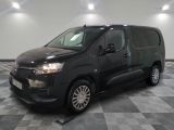 la camionnette noire est garée sur un sol en damier dans le garage