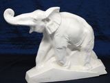 une statue d'éléphant blanc sur fond noir