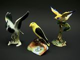 trois figurines d'oiseaux empilées les unes sur les autres