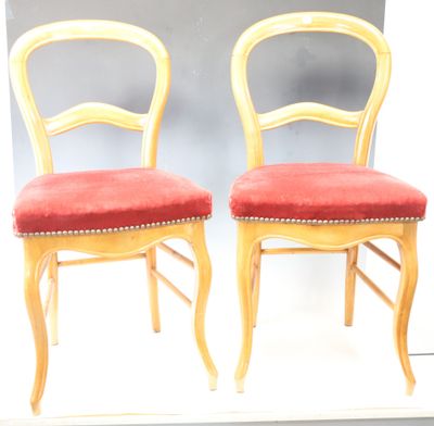 deux chaises en bois avec des coussins rembourrés rouges et des bordures dorées
