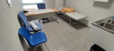 Contenu de la pièce comprenant une banquette de repos, un bureau et de - Photo 1