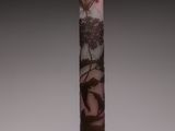 vase en verre violet orné d'un motif noir et blanc