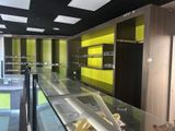 une vitrine en verre contenant une planche de surf