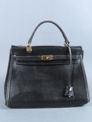 un sac à main en cuir noir sur fond blanc