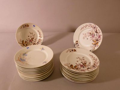 a lot of plates that are stacked on top of each other