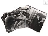 plusieurs photos en noir et blanc d'un homme et d'une femme dans une pièce