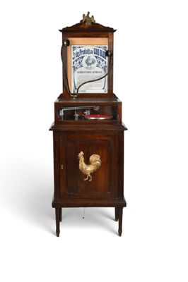 un meuble en bois surmonté d'une horloge
