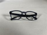 une paire de lunettes posée sur une table blanche