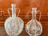 deux vases en verre transparent posés sur une table en bois