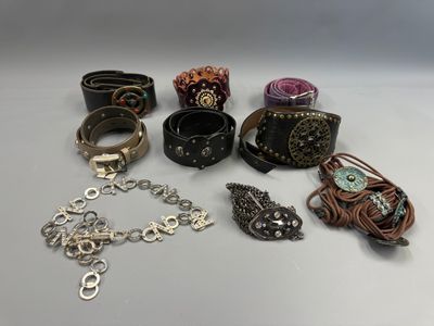 de nombreux bracelets de toutes sortes posés sur la table