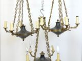 l'image d'un lustre auquel sont suspendues cinq lampes