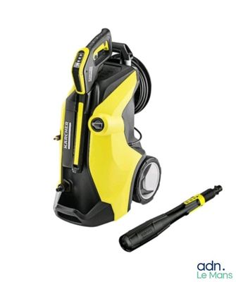 un compresseur jaune et noir muni d'un tuyau et d'un marteau