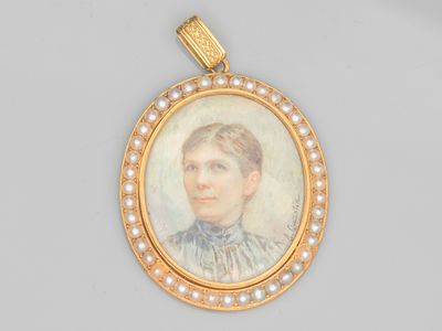 un portrait ancien représentant une femme portant des perles, dans un pendentif plaqué or