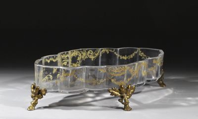 un saladier en verre transparent orné de motifs dorés