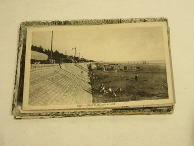une vieille photo montrant un groupe de personnes jouant au baseball sur un terrain