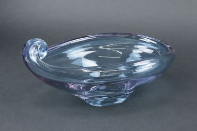 Coupe en verre bleu-violine de forme ovale à un bord relevé.