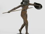 une image représentant une statue en bronze d'un homme tenant une lance et un bouclier