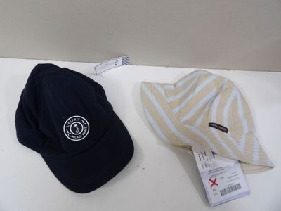 deux chapeaux et une étiquette de chapeau posés sur une table