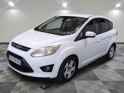 le ford c - max blanc est garé sur un sol en damier