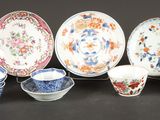 de nombreux types de plats et de tasses en porcelaine sur la table