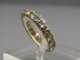 gros plan d'une bague en diamant sur une surface claire