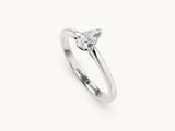 gros plan d'une bague en diamant sur fond blanc