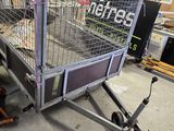 une photo d'une remorque équipée d'une cage à l'arrière