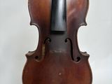 un vieux violon avec un archet noir sur fond blanc