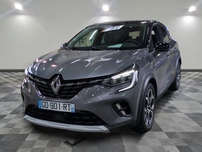 la voiture grise est garée dans le garage sur un sol en damier