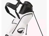 l'arrière d'un sac de golf blanc et noir sur fond blanc